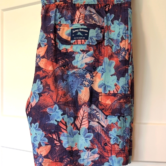 Tommy Bahama Techno Floral Board Short Swim Trunks XXL.Blue. - Picture 1 of 8
